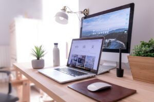 Kép forrása: https://unsplash.com/photos/macbook-pro-on-table-beside-white-imac-and-magic-mouse-hGV2TfOh0ns?utm_content=creditCopyText&utm_medium=referral&utm_source=unsplash