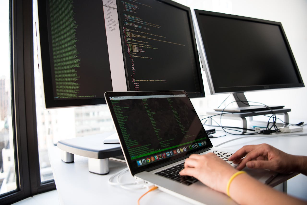 Programozónak készülsz? Ezekre a gépekre és eszközökre lesz szükséged 1 pexels divinetechygirl 1181675